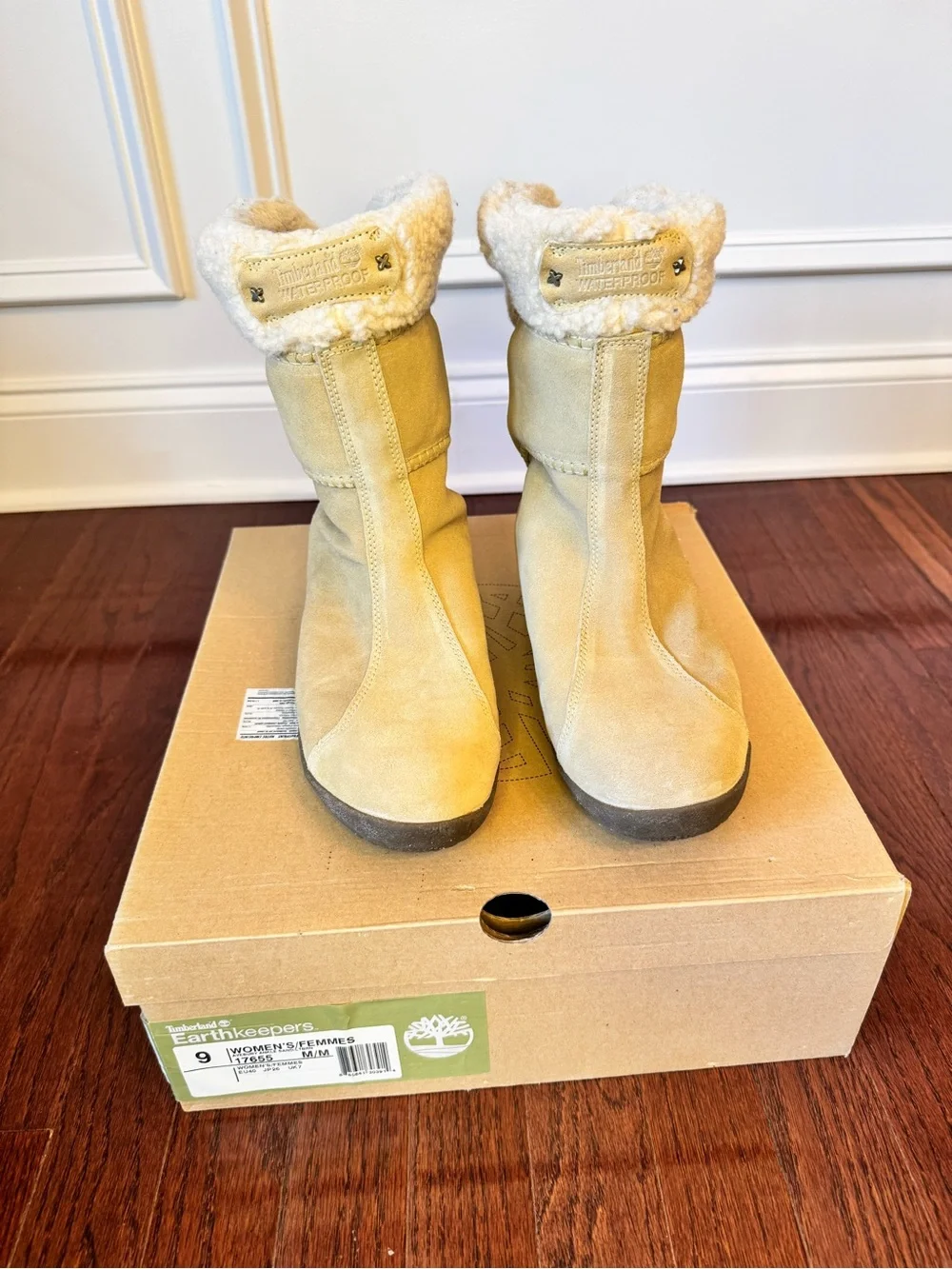 Women’s Timberland Shearling-Lined Suede Boots in Light Tan sz 9